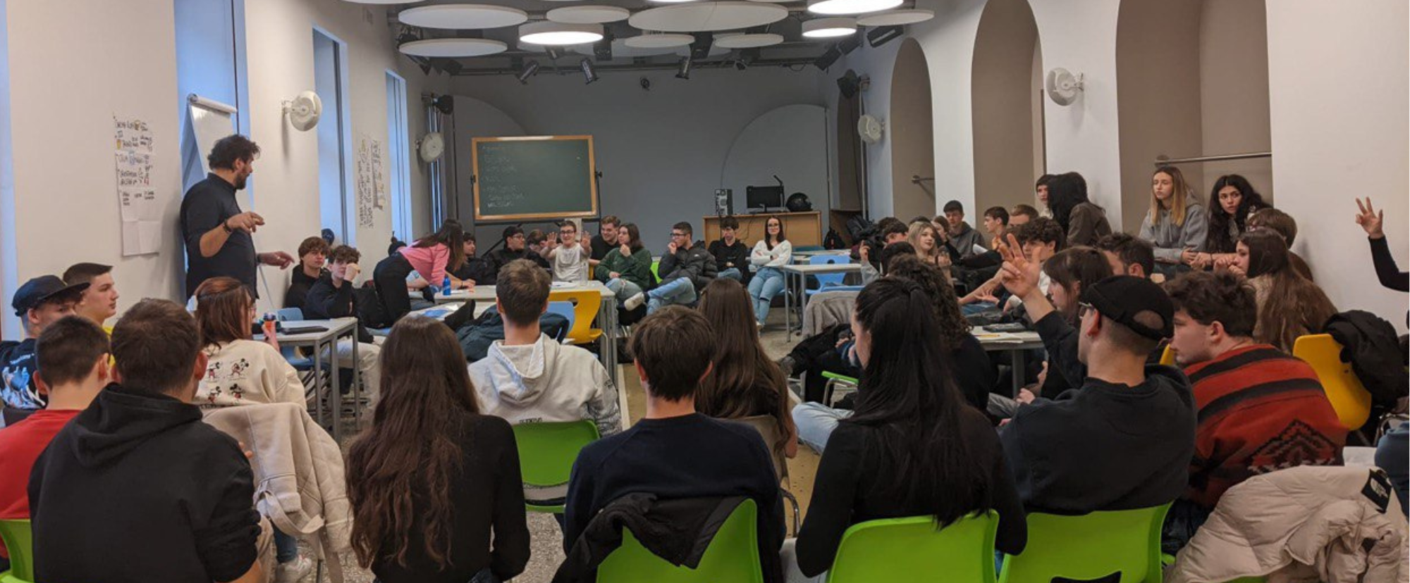 Un gruppo di ragazze e ragazzi in assemblea