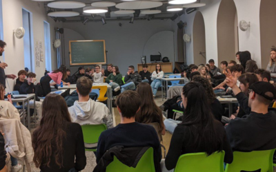 Un gruppo di ragazze e ragazzi in assemblea