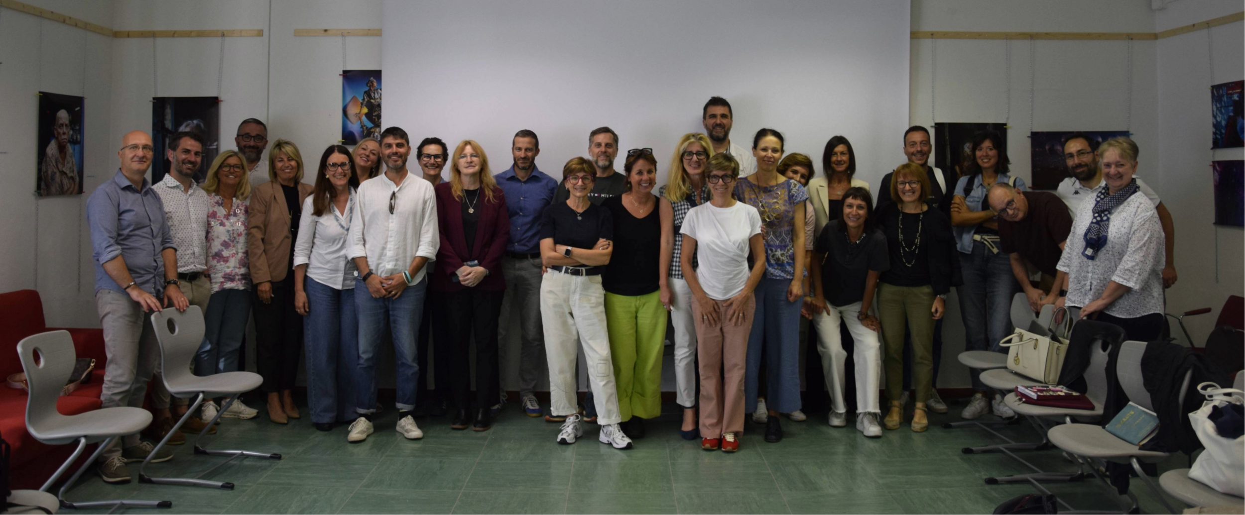 un gruppo di insegnanti e dirigenti un gruppo di insegnanti e dirigenti