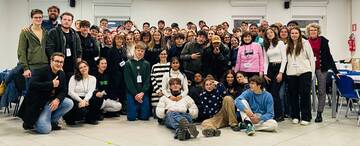 foto di gruppo con i giovani e gli adulti che hanno partecipato all'evento