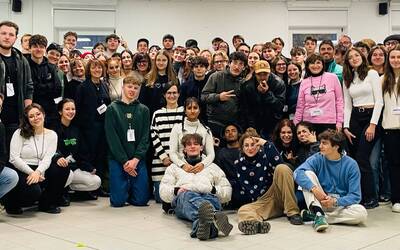 foto di gruppo con i giovani e gli adulti che hanno partecipato all'evento