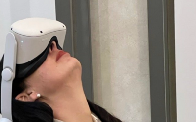 Una ragazza con un visore bianco