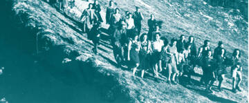 una foto d'epoca con persone in una strada di montagna