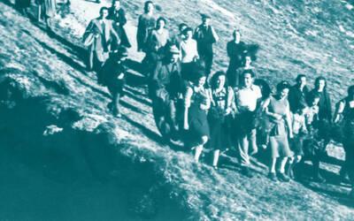 una foto d'epoca con persone in una strada di montagna