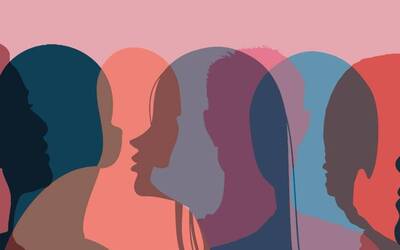 Sagome di teste colorate su sfondo rosa.