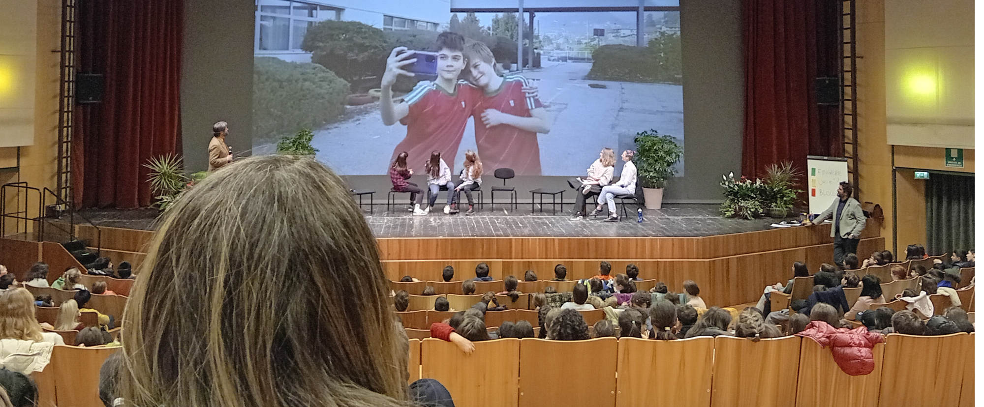 la platea dell'auditorio santa chiara piena di ragazzi e ragazze