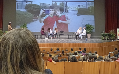 la platea dell'auditorio santa chiara piena di ragazzi e ragazze