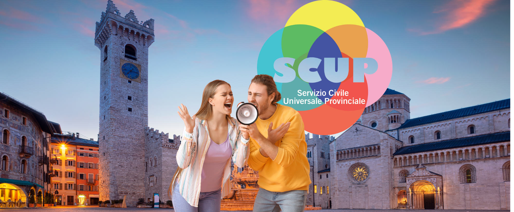 due ragazzi con un megafono in piazza Duomo a Trento, sullo sfondo il logo dello scup Trento