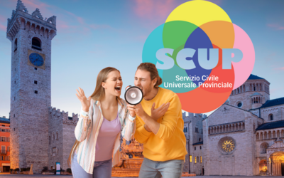 due ragazzi con un megafono in piazza Duomo a Trento, sullo sfondo il logo dello scup Trento