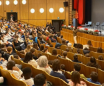 tanti ragazzi e ragazze all'auditorium santa chiara