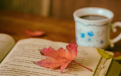Un libro, una tazza di té e una foglia 