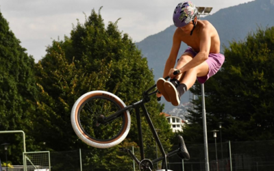 Un ragazzo che effettua un salto acrobatico sulla bmx allo skatepark di Trento
