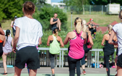 Delle persone che fanno ginnastica in un parco