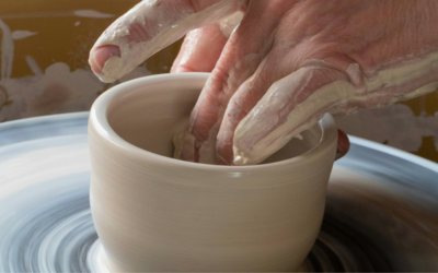 delle mani che modellano argilla