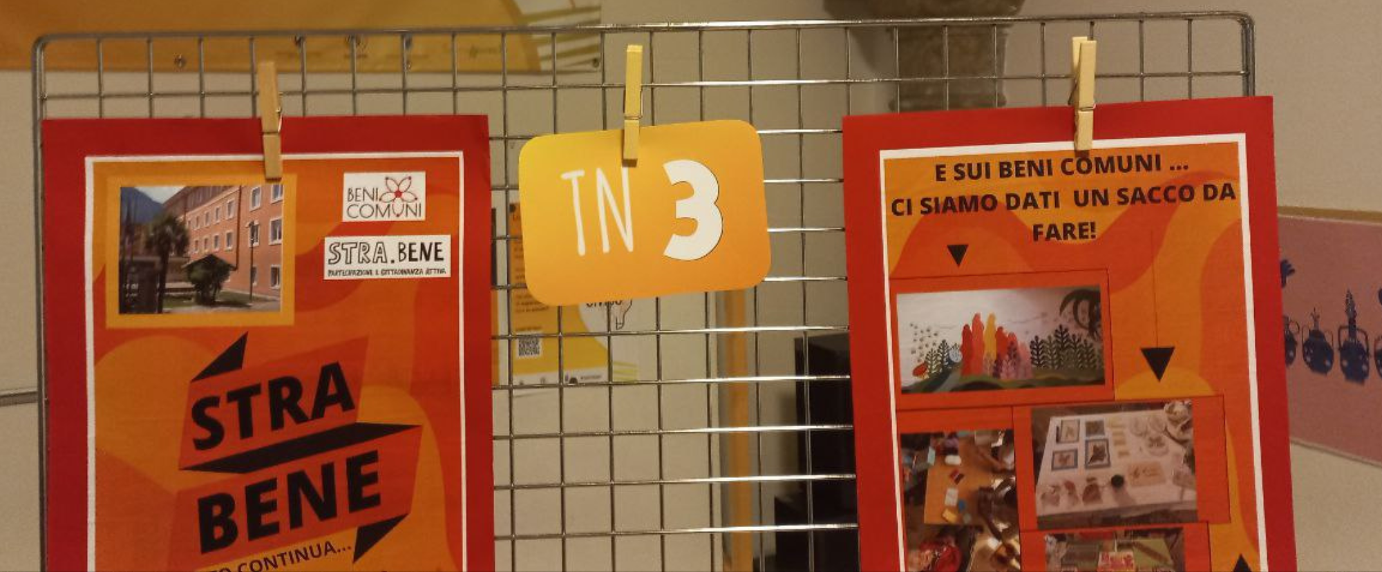 due cartelloni rossi con le iniziative di una scuola media di Trento