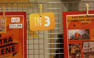 due cartelloni rossi con le iniziative di una scuola media di Trento