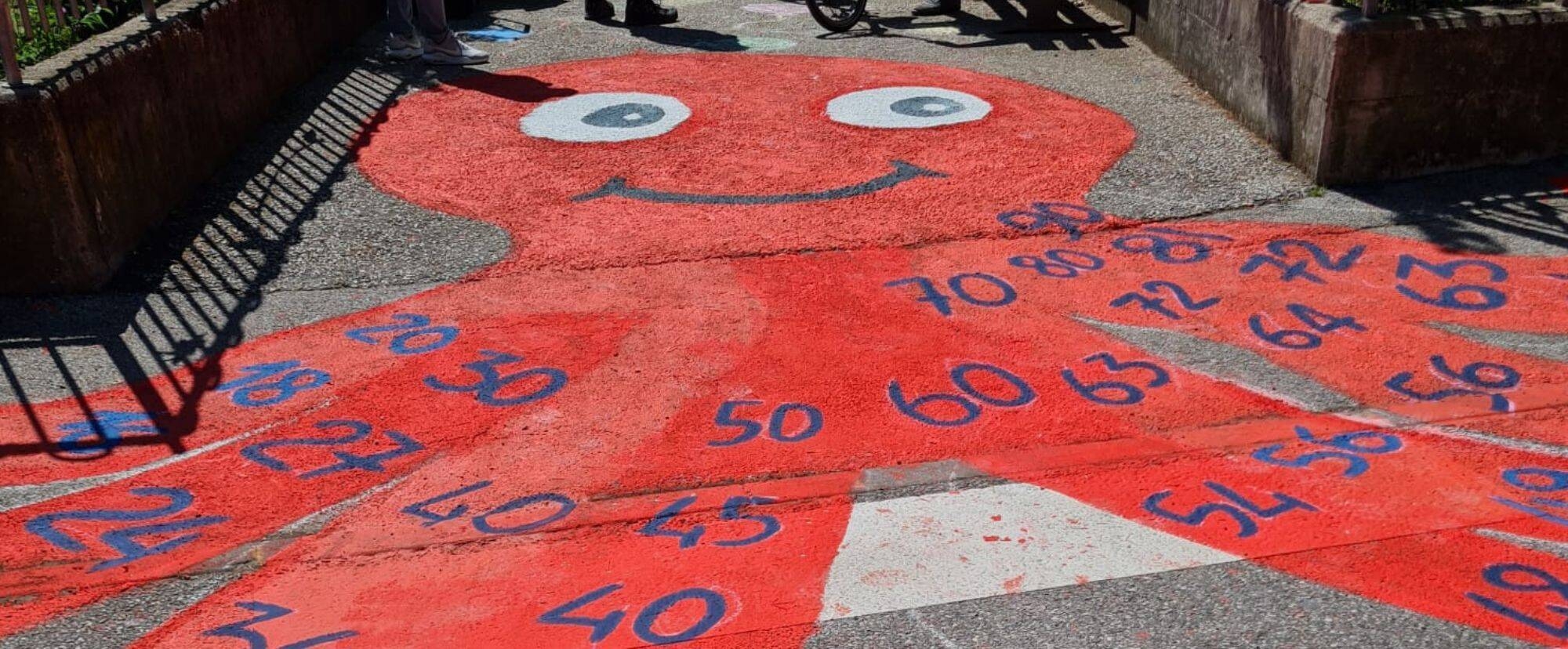 polipo rosso delle tabelline disegnato davanti alla scuola di Clarina polipo rosso delle tabelline disegnato davanti alla scuola di Clarina