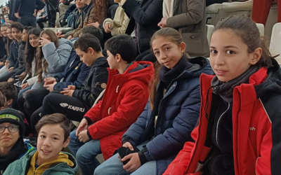 un gruppo di bambini e bambine sulla scalinata del palazzetto dello sport di trento