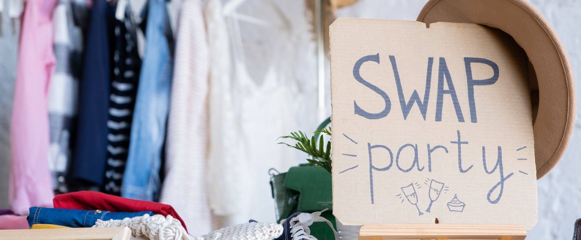 sulla destra cartello con scritta Swap Party