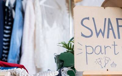 sulla destra cartello con scritta Swap Party