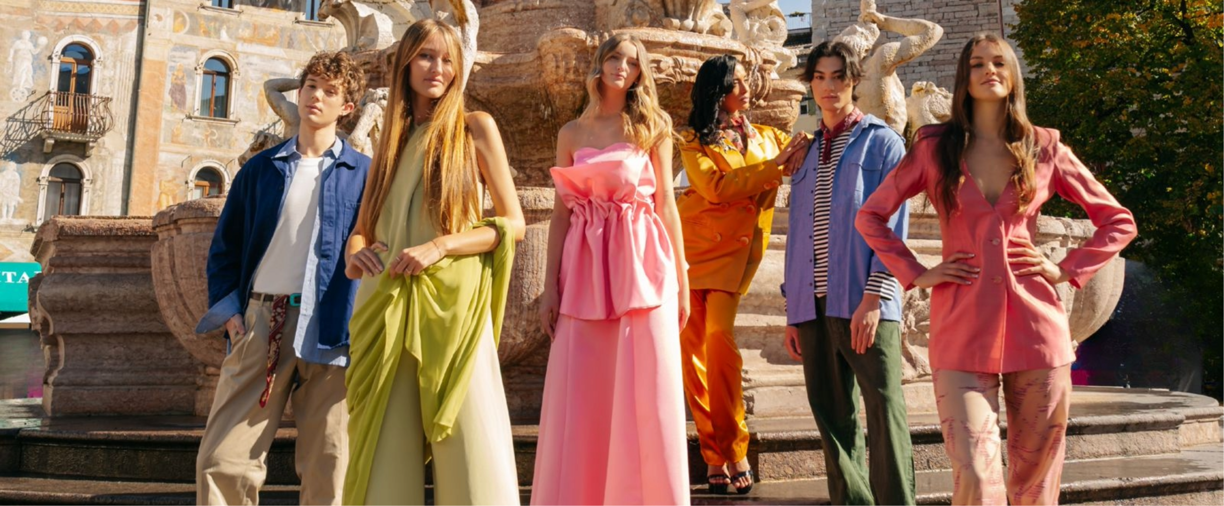 ragazzi e ragazze in posa 