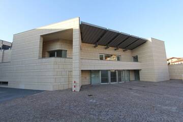 Veduta dall'esterno del teatro di Meano a Trento