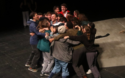 Ragazzi che si abbracciano su un palco teatrale.