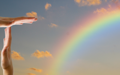 due mani a formare il simbolo sportivo del time out, sullo sfondo un cielo con arcobaleno