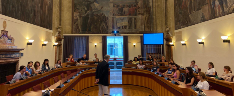I tirocinanti curricolari accolti nella sala Consiglio del Comune di Trento