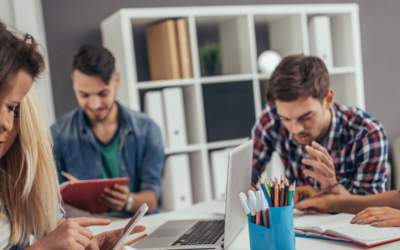 cinque giovani lavorano insieme sorridendo 