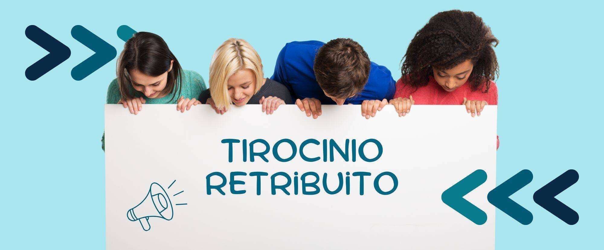 Quattro ragazz guardano un cartellone che tengono in mano con la scritta "tirocinio retribuito"