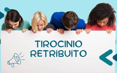 Quattro ragazz guardano un cartellone che tengono in mano con la scritta "tirocinio retribuito"