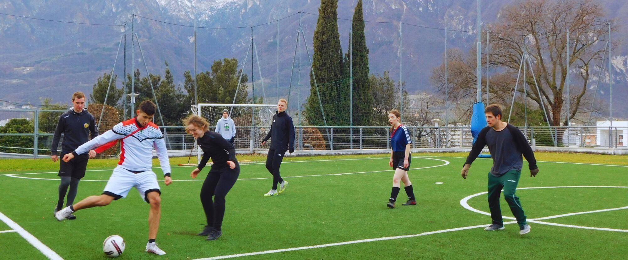 ragazzi che giocano a calcio