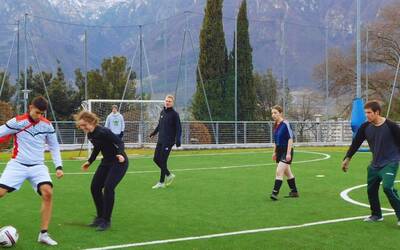 ragazzi che giocano a calcio