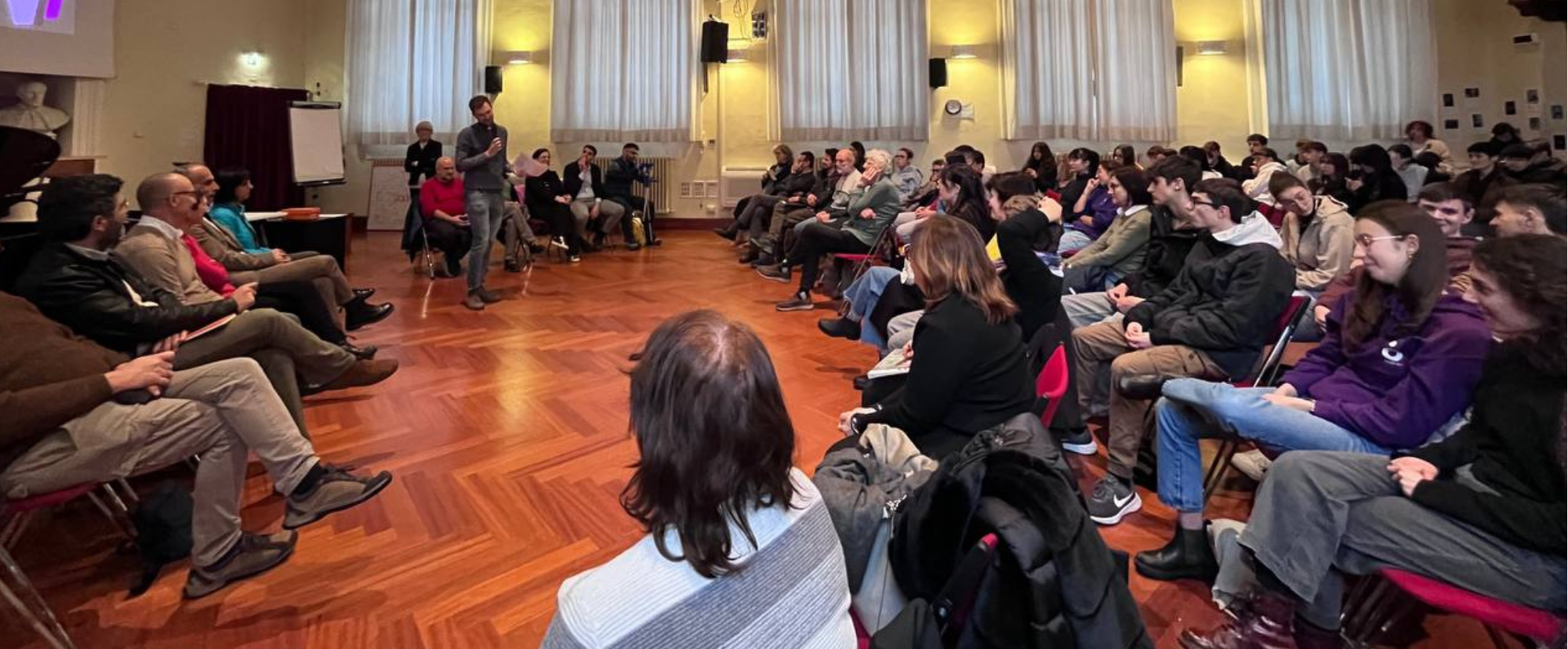 Un'assemblea di ragazzi e ragazze