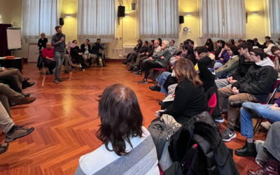 Un'assemblea di ragazzi e ragazze