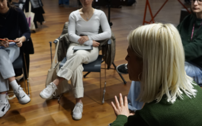 Una persona che racconta ad un cerchio di giovani