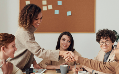 Giovani attorno ad un tavolo